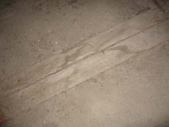 BAU.DE / BAU-Forum: 1. Bild zu Antwort "Dachboden-Fotos: Zustand der Holzbalken sichtbar" auf die Frage "Dachgeschoss d&auml;mmen: Kosten, Materialien & Anleitung f&uuml;r optimalen W&auml;rmeschutz?" im BAU-Forum "Dach"