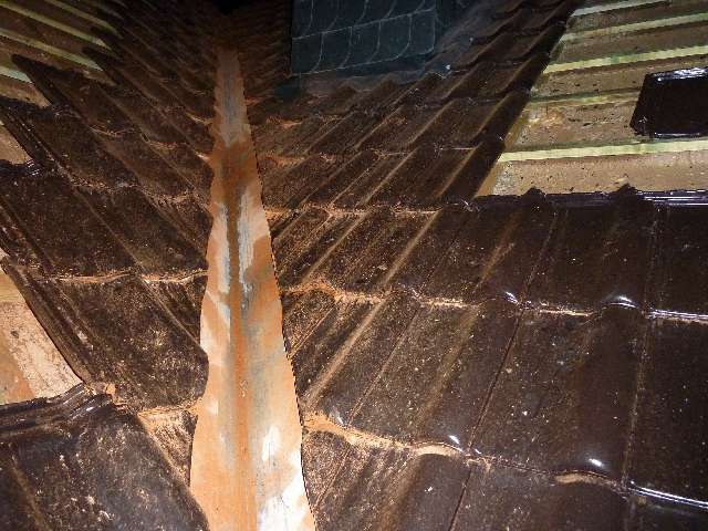 BAU.DE / BAU-Forum: 2. Bild zu Frage "Dachsanierung: Lackfehler bei Erlus Ziegeln &ndash; Handwerksfehler oder normal? Bewertung, Ursachen & L&ouml;sungen" im BAU-Forum "Dach"