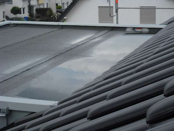 BAU.DE / BAU-Forum: 1. Bild zu Frage "Bitumen Flachdach Neubau: Wasserpf&uuml;tzen &ndash; Ursachen, Toleranzen & Sanierung?" im BAU-Forum "Dach"