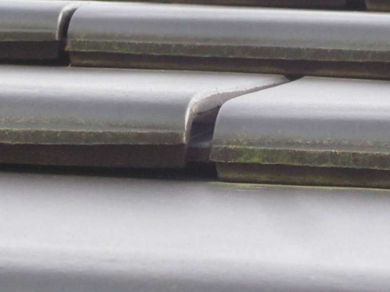 BAU.DE / BAU-Forum: 1. Bild zu Antwort "Braas Turmalin: Fl&uuml;geligkeit der Dachziegel &ndash; Ursache f&uuml;r M&auml;ngel?" auf die Frage "BMI Braas Turmalin Dachziegel: Probleme mit Fl&uuml;geligkeit, Fugenma&szlig; & M&auml;ngel bei der Abnahme?" im BAU-Forum "Dach"