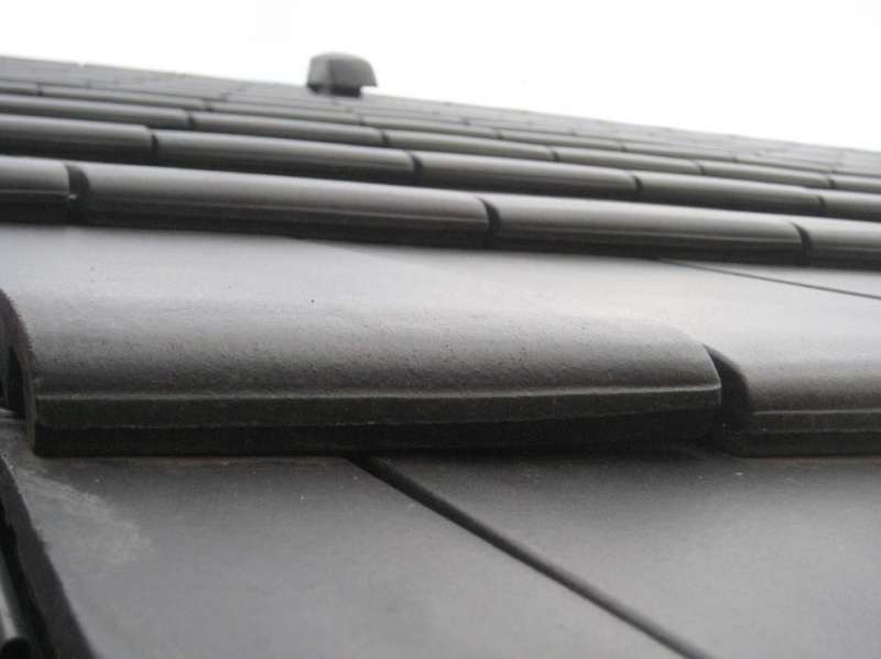 BAU.DE / BAU-Forum: 2. Bild zu Antwort "Braas Turmalin: Fl&uuml;geligkeit der Dachziegel &ndash; Ursache f&uuml;r M&auml;ngel?" auf die Frage "BMI Braas Turmalin Dachziegel: Probleme mit Fl&uuml;geligkeit, Fugenma&szlig; & M&auml;ngel bei der Abnahme?" im BAU-Forum "Dach"