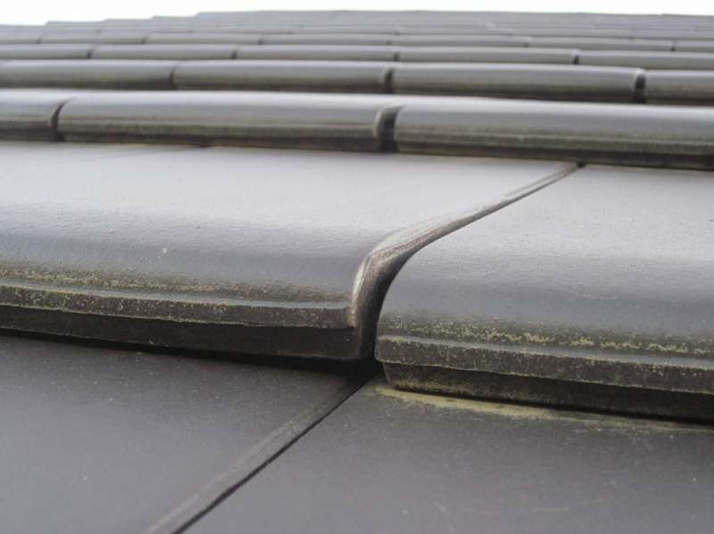 BAU.DE / BAU-Forum: 3. Bild zu Antwort "Braas Turmalin: Fl&uuml;geligkeit der Dachziegel &ndash; Ursache f&uuml;r M&auml;ngel?" auf die Frage "BMI Braas Turmalin Dachziegel: Probleme mit Fl&uuml;geligkeit, Fugenma&szlig; & M&auml;ngel bei der Abnahme?" im BAU-Forum "Dach"