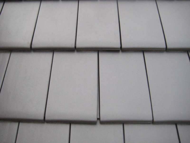 BAU.DE / BAU-Forum: 4. Bild zu Antwort "Braas Turmalin: Ungleichm&auml;&szlig;iges Fugenbild &ndash; Falsch abgeschn&uuml;rt?" auf die Frage "BMI Braas Turmalin Dachziegel: Probleme mit Fl&uuml;geligkeit, Fugenma&szlig; & M&auml;ngel bei der Abnahme?" im BAU-Forum "Dach"