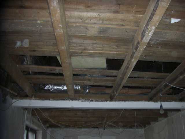 BAU.DE / BAU-Forum: 4. Bild zu Frage "Holzbalkendecke d&auml;mmen: Anleitung, Materialien & Risiken bei Altbau-Sanierung?" im BAU-Forum "Dach"