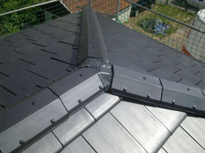 BAU.DE / BAU-Forum: 3. Bild zu Frage "Firstziegel abdichten mit Klebeband: Fachgerecht oder Risiko f&uuml;r Dach, Regen & Schnee?" im BAU-Forum "Dach"