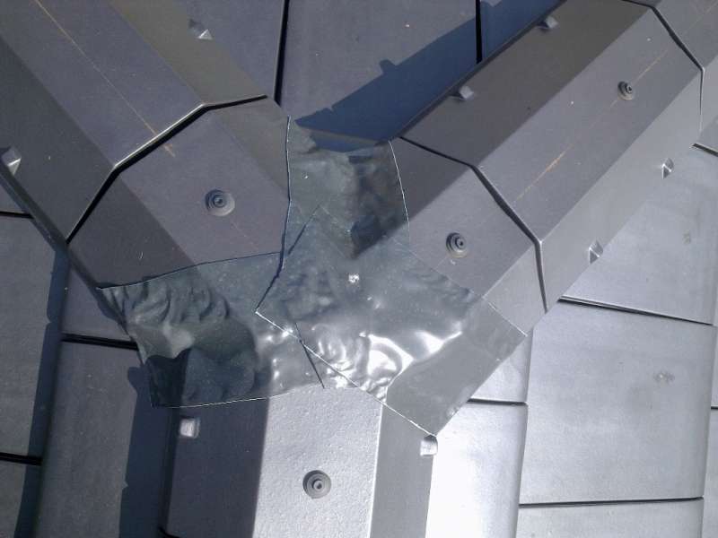 BAU.DE / BAU-Forum: 4. Bild zu Frage "Firstziegel abdichten mit Klebeband: Fachgerecht oder Risiko f&uuml;r Dach, Regen & Schnee?" im BAU-Forum "Dach"