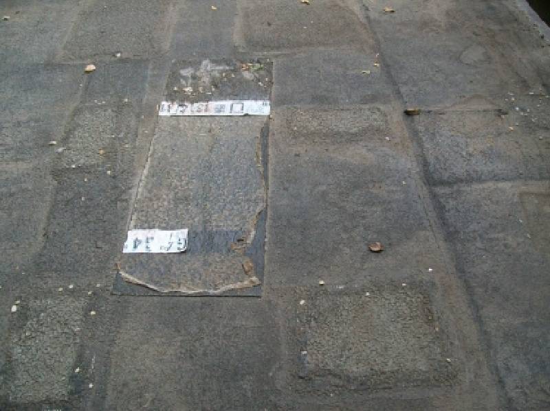 BAU.DE / BAU-Forum: 4. Bild zu Antwort "Flachdachsanierung: Garagendach-Fotos zur Beurteilung" auf die Frage "Flachdachsanierung Garage: Kosten, Bitumen vs. Alternativen, Abdichtung & Gef&auml;lle" im BAU-Forum "Dach"