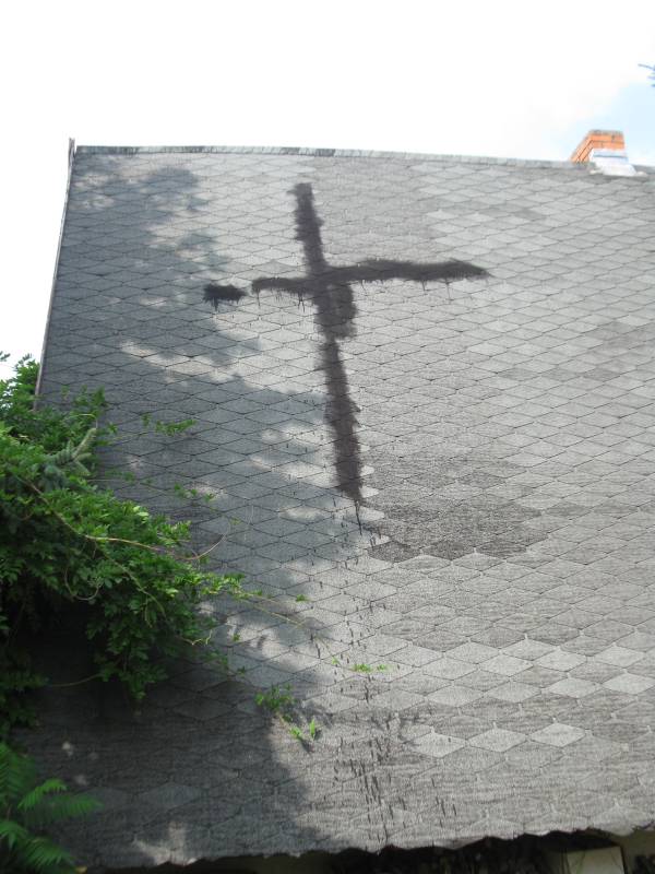 BAU.DE / BAU-Forum: 1. Bild zu Frage "Bitumenschindeln Dach reparieren: Anleitung, Kosten & Risiken bei Rissen?" im BAU-Forum "Dach"