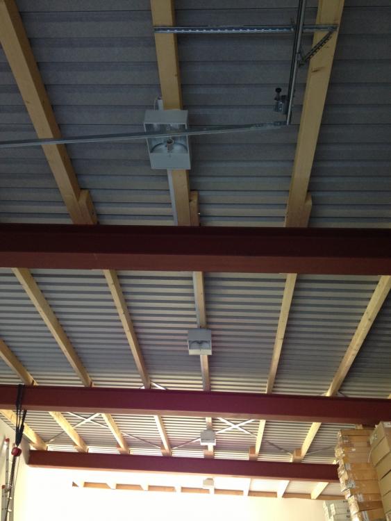 BAU.DE / BAU-Forum: 1. Bild zu Frage "Trapezblechdach nachtr&auml;glich isolieren: Kosten, Methoden & D&auml;mmmaterialien f&uuml;r Hallen?" im BAU-Forum "Dach"