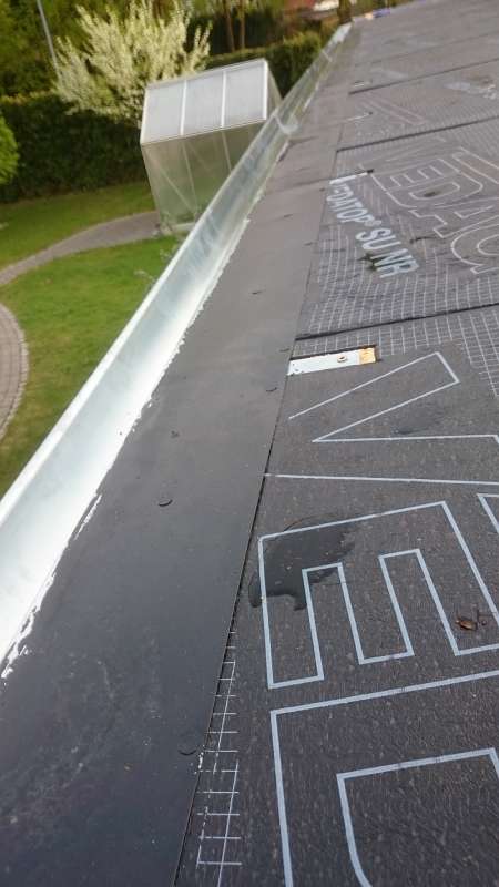 BAU.DE / BAU-Forum: 3. Bild zu Frage "Traufblech & Dachrinne: Nagelung, Positionierung &ndash; Was ist bei Flachdach-Carports korrekt?" im BAU-Forum "Dach"