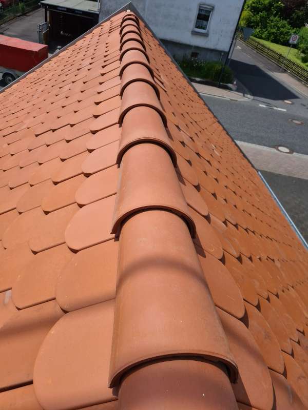 BAU.DE / BAU-Forum: 1. Bild zu Frage "Bestimmung eines Biberschwanz-Firstziegel" im BAU-Forum "Dach"