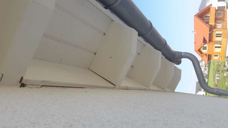BAU.DE / Forum: 1. Bild zu Frage "Risse zwischen Außenputz und Dachkonstruktion" im Forum "Dach"