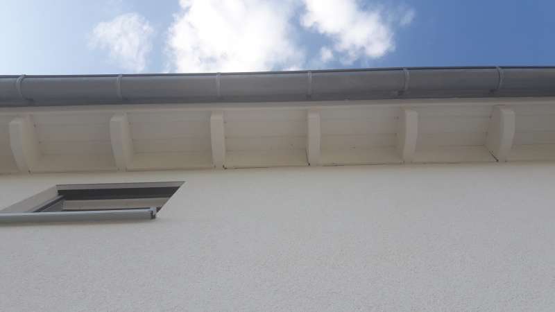 BAU.DE / BAU-Forum: 2. Bild zu Frage "Risse zwischen Außenputz und Dachkonstruktion" im BAU-Forum "Dach"