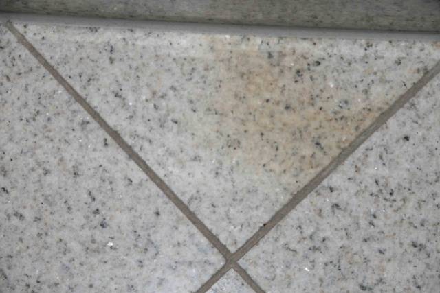 BAU.DE / BAU-Forum: 1. Bild zu Frage "Neuer Granitboden wird teilweise Flecken" im BAU-Forum "Estrich und Bodenbeläge"