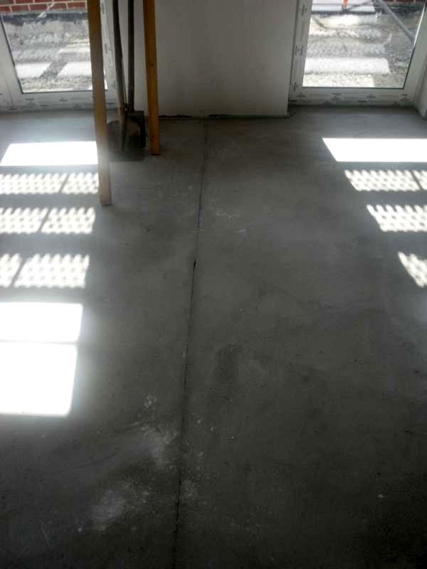 BAU.DE / BAU-Forum: 1. Bild zu Frage "Estrich Kellenschnitt oder Dehnungsfuge? Gr&ouml;&szlig;e, Fu&szlig;bodenheizung & Fliesen" im BAU-Forum "Estrich und Bodenbel&auml;ge"