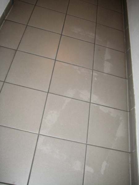 BAU.DE / BAU-Forum: 1. Bild zu Frage "Feinsteinzeugreinigung: K&uuml;chenreiniger-Schaden &ndash; Ursachen, Sofortma&szlig;nahmen & Schutz?" im BAU-Forum "Estrich und Bodenbel&auml;ge"