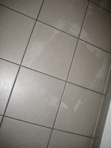 BAU.DE / BAU-Forum: 2. Bild zu Frage "Feinsteinzeugreinigung: K&uuml;chenreiniger-Schaden &ndash; Ursachen, Sofortma&szlig;nahmen & Schutz?" im BAU-Forum "Estrich und Bodenbel&auml;ge"