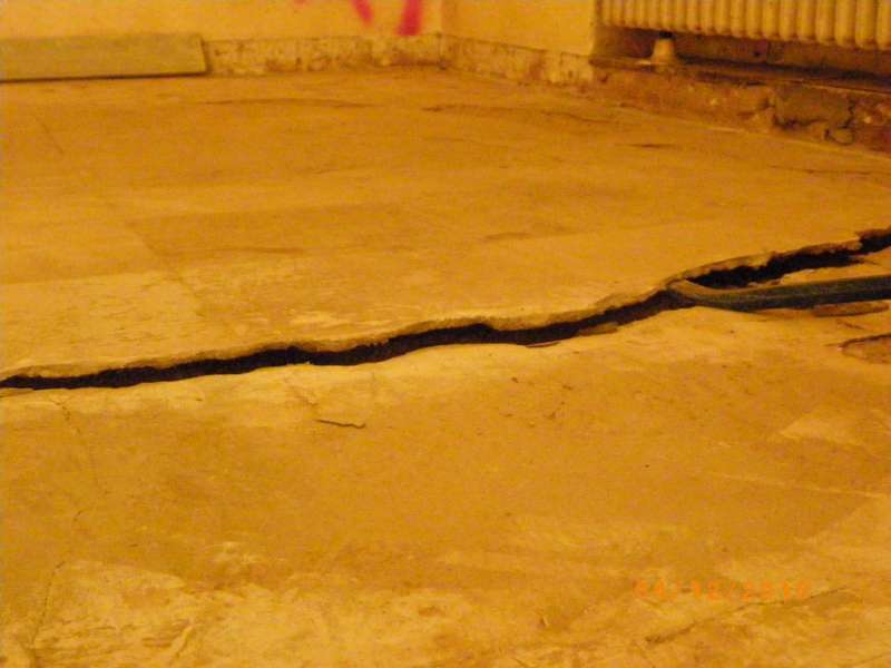 BAU.DE / BAU-Forum: 1. Bild zu Frage "Ausgleichsmasse auf Ausgleichsmasse auftragen: Vorbereitung, Haftung & Schichtst&auml;rke?" im BAU-Forum "Estrich und Bodenbel&auml;ge"