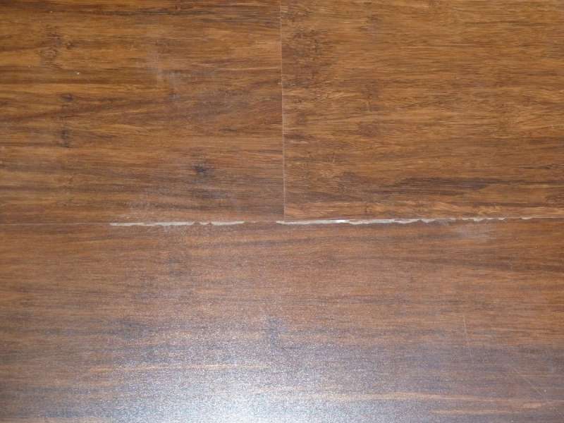 BAU.DE / BAU-Forum: 1. Bild zu Frage "Lackablösungen (Weißbruch) bei Fertigparkett Bambus Strand Woven caramel" im BAU-Forum "Estrich und Bodenbeläge"
