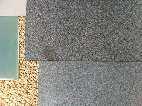 BAU.DE / BAU-Forum: 1. Bild zu Antwort "Padang Treppenstufen: Bilder der Naturstein-Strukturen" auf die Frage "Padang Treppenstufen: Nat&uuml;rliche Strukturen, Flecken & Unregelm&auml;&szlig;igkeiten &ndash; Was ist normal?" im BAU-Forum "Estrich und Bodenbel&auml;ge"