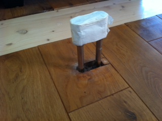 BAU.DE / BAU-Forum: 1. Bild zu Frage "K&uuml;che auf Eichendielen montieren: Heizk&ouml;rper entfernen, Wasserleitungen verlegen &ndash; Was beachten?" im BAU-Forum "Estrich und Bodenbel&auml;ge"