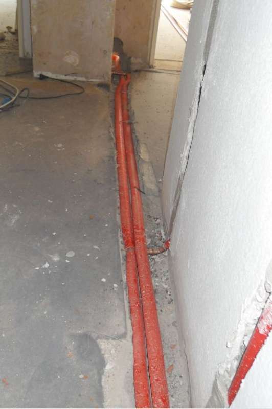 BAU.DE / BAU-Forum: 1. Bild zu Antwort "An einer Stelle wurde der Schlitz..." auf die Frage "Estrich reparieren nach Heizungsrohrverlegung: Anleitung, Material & Kosten sparen?" im BAU-Forum "Estrich und Bodenbel&auml;ge"