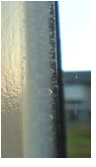 BAU.DE / BAU-Forum: 1. Bild zu Antwort "Fenster-Silikon: Bild zeigt deutliche Luftblasen-Einschl&uuml;sse" auf die Frage "Luftblasen in Silikonfuge neuer Fenster: Ursachen, Auswirkungen & L&ouml;sungen?" im BAU-Forum "Fenster und Au&szlig;ent&uuml;ren"