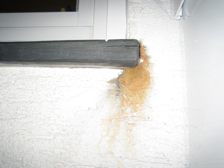 BAU.DE / BAU-Forum: 1. Bild zu Antwort "Schiefer Fensterbank: Fotos zeigen Ausma&szlig; der Besch&auml;digung" auf die Frage "Schiefer Fensterbank au&szlig;en austauschen: Nur Silikon-Wartungsfuge normal?" im BAU-Forum "Fenster und Au&szlig;ent&uuml;ren"