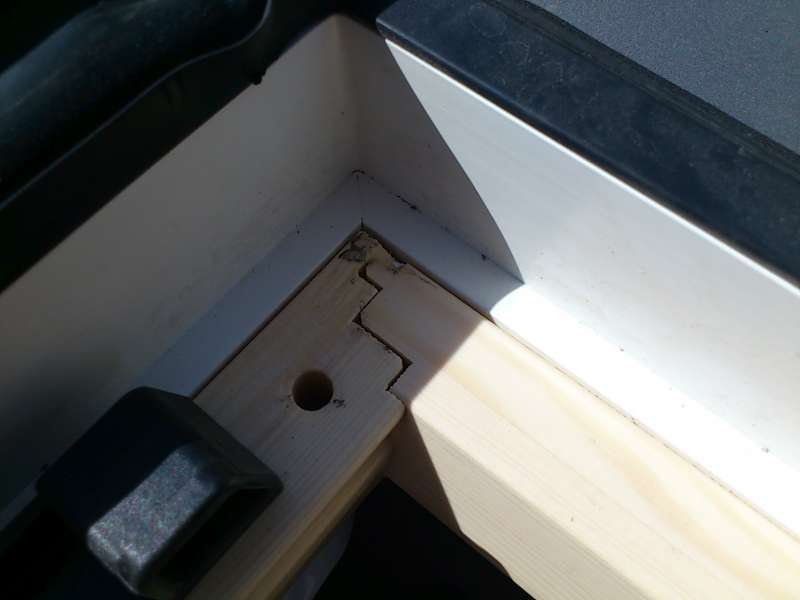 BAU.DE / BAU-Forum: 2. Bild zu Frage "Dachfenster Qualit&auml;tsprobleme: Leimfehler, mangelhafte Ecken & Erfahrungen?" im BAU-Forum "Fenster und Au&szlig;ent&uuml;ren"