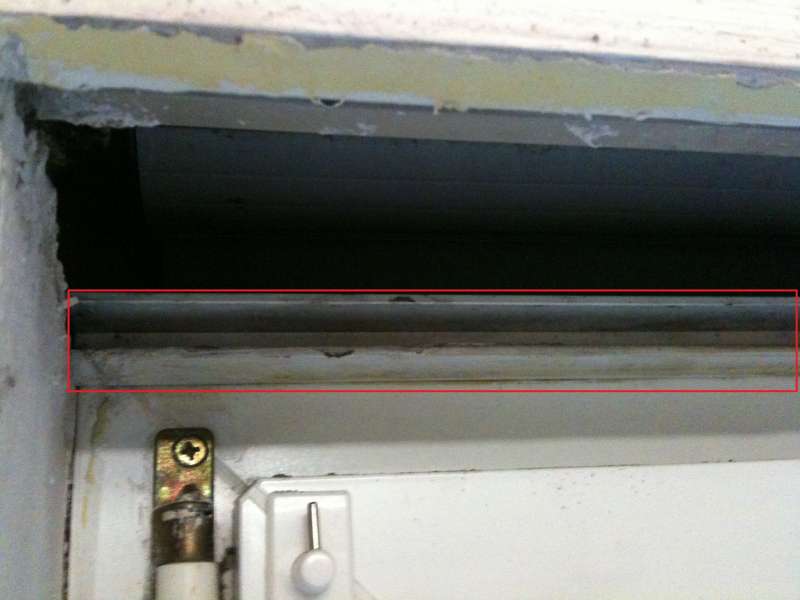 BAU.DE / BAU-Forum: 1. Bild zu Frage "Rollokasten-Deckelhalterung demontieren: Anleitung zur Reinigung ohne sichtbare Schrauben?" im BAU-Forum "Fenster und Au&szlig;ent&uuml;ren"