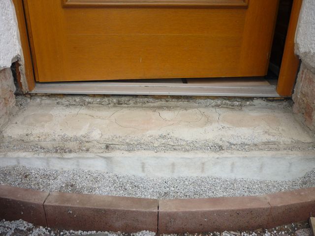 BAU.DE / BAU-Forum: 2. Bild zu Antwort "Haust&uuml;rschwelle abdichten: Fotos zur Problemstellung" auf die Frage "Haust&uuml;rschwelle abdichten: Anleitung, Materialien & Kosten f&uuml;r optimale Dichtung?" im BAU-Forum "Fenster und Au&szlig;ent&uuml;ren"