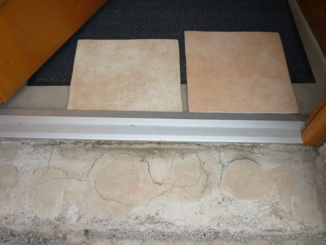 BAU.DE / BAU-Forum: 3. Bild zu Antwort "Haust&uuml;rschwelle abdichten: Fotos zur Problemstellung" auf die Frage "Haust&uuml;rschwelle abdichten: Anleitung, Materialien & Kosten f&uuml;r optimale Dichtung?" im BAU-Forum "Fenster und Au&szlig;ent&uuml;ren"