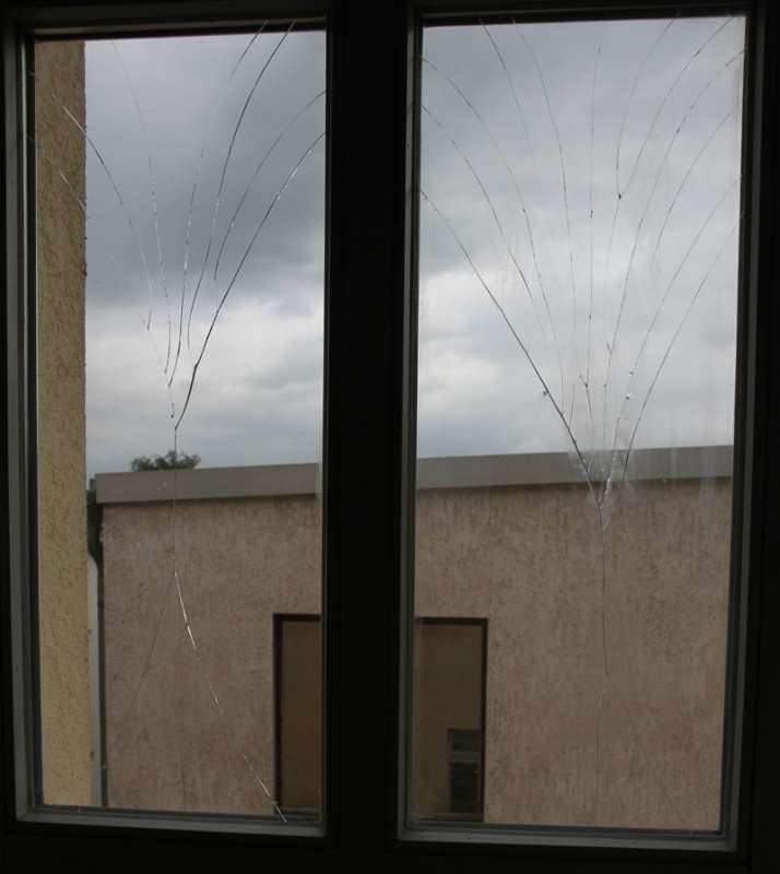 BAU.DE / BAU-Forum: 1. Bild zu Frage "Fensterscheibe Spannungsriss durch Putzmittel?" im BAU-Forum "Fenster und Außentüren"