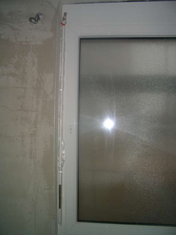 BAU.DE / BAU-Forum: 1. Bild zu Frage "Bohrl&ouml;cher in Neubau-Kunststofffenstern: Schadensersatz, Reparatur & Rechte bei Bauabnahme?" im BAU-Forum "Fenster und Au&szlig;ent&uuml;ren"