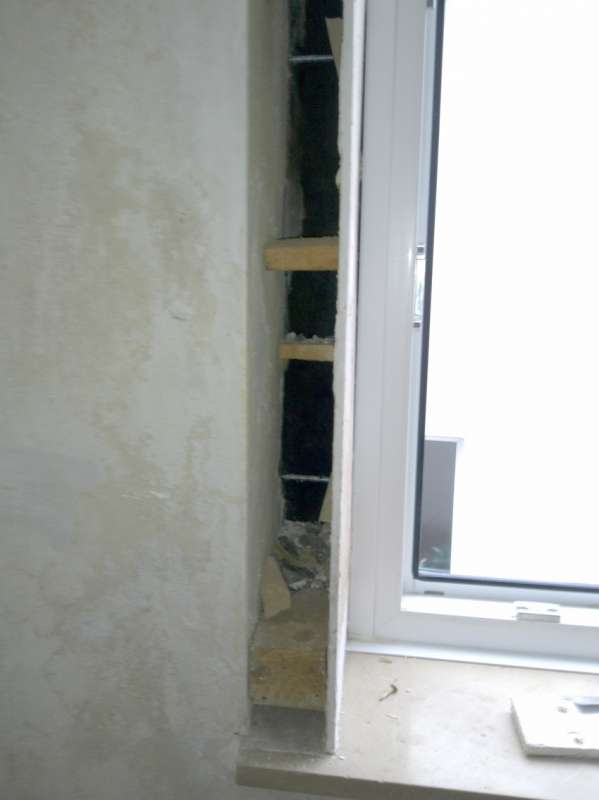 BAU.DE / BAU-Forum: 3. Bild zu Frage "Fensterspalt zum Mauerwerk: Ursachen, Abdichtung & Risiken durch vorstehenden Putz?" im BAU-Forum "Fenster und Au&szlig;ent&uuml;ren"