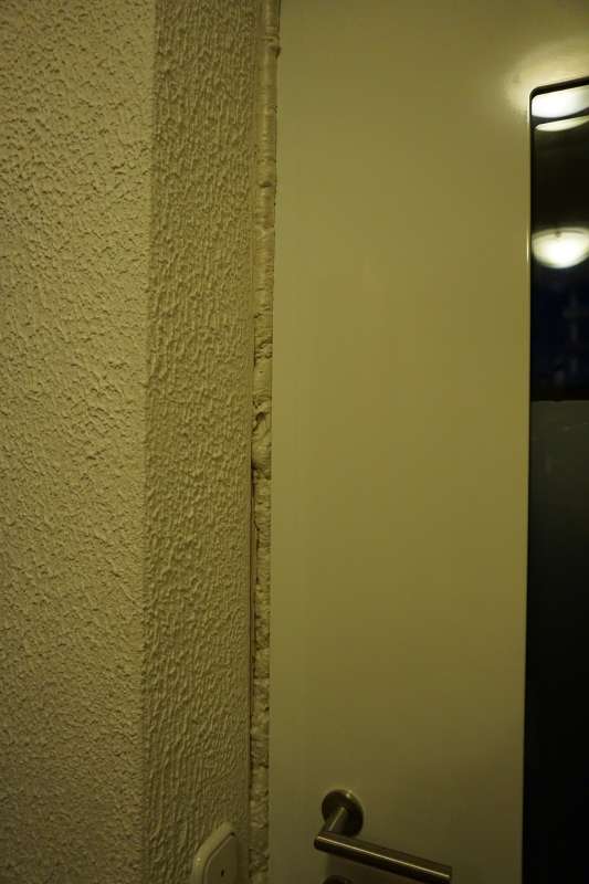 BAU.DE / BAU-Forum: 1. Bild zu Antwort "Haustür Abdichtung" auf die Frage "Haustür ohne Kompriband  -  Mangel?" im BAU-Forum "Fenster und Außentüren"