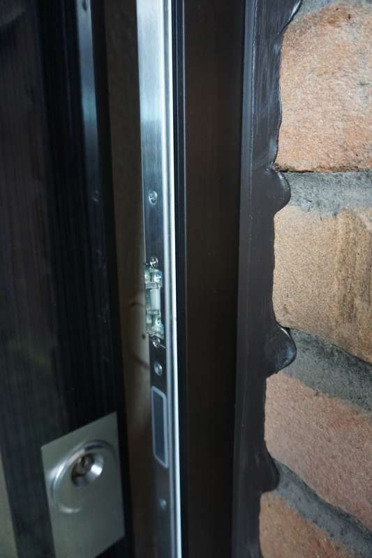BAU.DE / BAU-Forum: 1. Bild zu Antwort "Hallo, der Rahmen ist von außen ..." auf die Frage "Haustür ohne Kompriband  -  Mangel?" im BAU-Forum "Fenster und Außentüren"