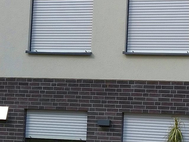BAU.DE / Forum: 1. Bild zu Frage "Fensterbank schief eingebaut" im Forum "Fenster und Außentüren"