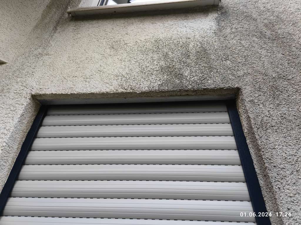 BAU.DE / BAU-Forum: 2. Bild zu Frage "Feuchteschäden Innenwand im Bereich der Rollädenkästen" im BAU-Forum "Fenster und Außentüren"