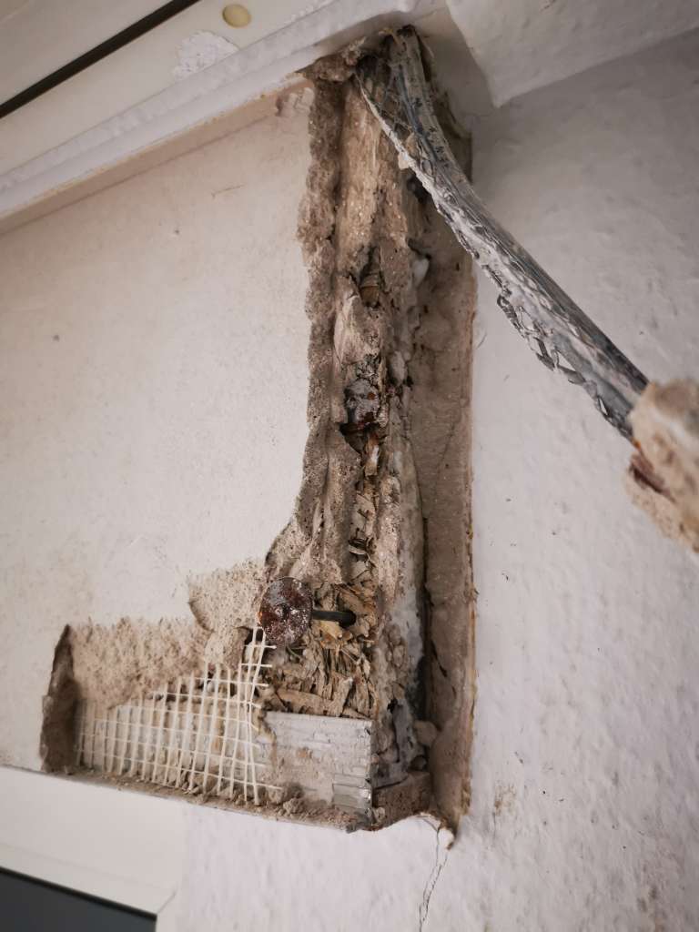 BAU.DE / BAU-Forum: 1. Bild zu Frage "Eingeputzten Rollladenkasten öffnen: Wie geht das ohne Beschädigung?" im BAU-Forum "Fenster und Au&szlig;ent&uuml;ren"