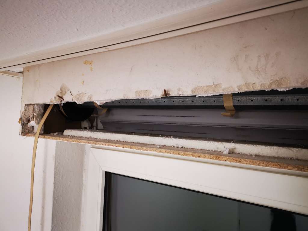 BAU.DE / BAU-Forum: 1. Bild zu Antwort "Es ging nicht anders," auf die Frage "Eingeputzten Rollladenkasten öffnen: Wie geht das ohne Beschädigung?" im BAU-Forum "Fenster und Au&szlig;ent&uuml;ren"