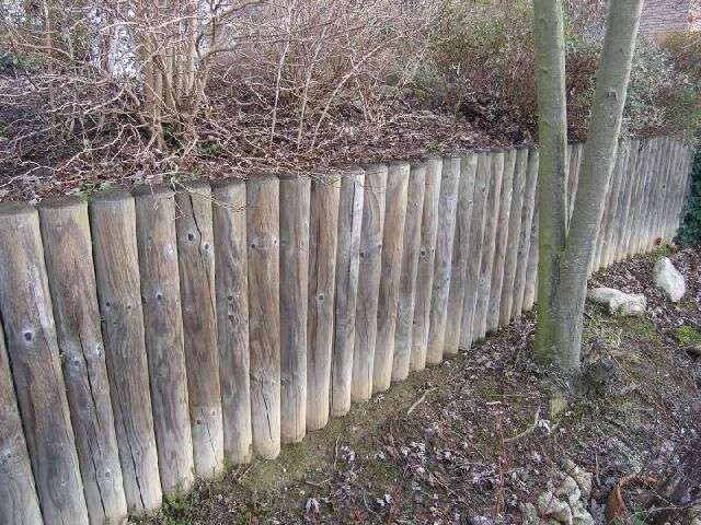 BAU.DE / BAU-Forum: 1. Bild zu Frage "Verfaulte Holzpalisaden ersetzen: Anleitung, Kosten & Alternativen für Hangbefestigung?" im BAU-Forum "Rund um den Garten" BAU.DE / BAU-Forum: 1. Bild zu Frage "Verfaulte Holzpalisaden ersetzen: Anleitung, Kosten & Alternativen für Hangbefestigung?" im BAU-Forum "Rund um den Garten"