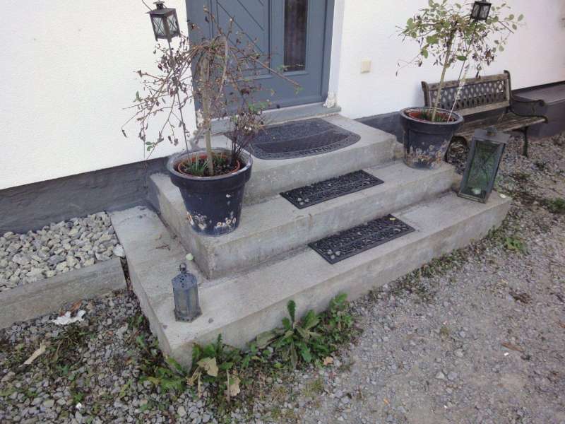 BAU.DE / BAU-Forum: 1. Bild zu Frage "Eingangstreppe Haus Beton Belag?" im BAU-Forum "Rund um den Garten"