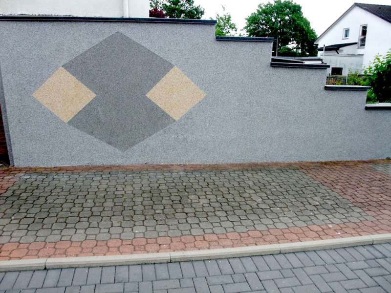BAU.DE / BAU-Forum: 1. Bild zu Antwort "Steinteppich als Wanddeko" auf die Frage "Beton-Stützmauer mit Sandsteinplatten verkleiden..." im BAU-Forum "Rund um den Garten"