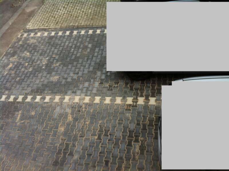 BAU.DE / BAU-Forum: 1. Bild zu Frage "Garageneinfahrt gepflastert  -  Betonsteine so unterschiedlich gefärbt?" im BAU-Forum "Rund um den Garten"