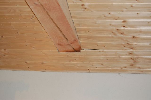 Bild zum BAU-Forumsbeitrag: Risse und Balkenverschiebung in fast neuen Holzbalken im Forum Holzschutz, Holzschäden, Holzsanierung