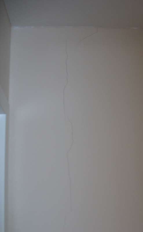 BAU.DE / BAU-Forum: 2. Bild zu Antwort "Putzrisse im Neubau &ndash; Bilder zur Schadensanalyse im OG" auf die Frage "Putzrisse im Neubau: Ursachen, Risiken & Sanierungskosten nach 5 Jahren?" im BAU-Forum "Innenw&auml;nde"