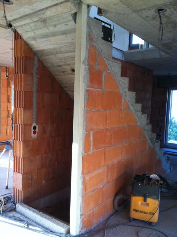 BAU.DE / BAU-Forum: 1. Bild zu Frage "Wand unter Treppe verschlie&szlig;en: Materialien, Untergrund pr&uuml;fen & Risse vermeiden?" im BAU-Forum "Innenw&auml;nde"