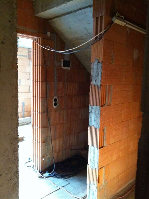 BAU.DE / BAU-Forum: 2. Bild zu Frage "Wand unter Treppe verschlie&szlig;en: Materialien, Untergrund pr&uuml;fen & Risse vermeiden?" im BAU-Forum "Innenw&auml;nde"