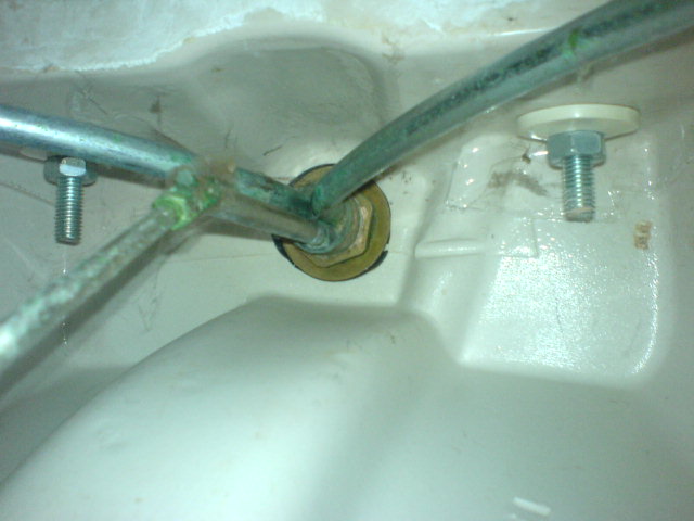 BAU.DE / BAU-Forum: 1. Bild zu Frage "K&uuml;chenarmatur & Badarmatur wechseln: Kontermutter l&ouml;sen &ndash; Werkzeug, Tipps & Tricks?" im BAU-Forum "Installation: Elektro, Gas, Wasser, Fernw&auml;rme etc."